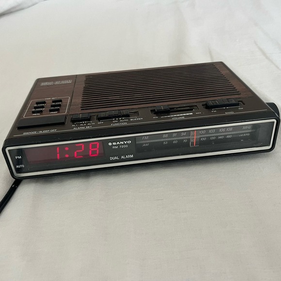 Sanyo RM6200 Vtg 1984 Dual Alarm  Red LED Digital Clock Radio Tested Woodgrain - Picture 6 of 8